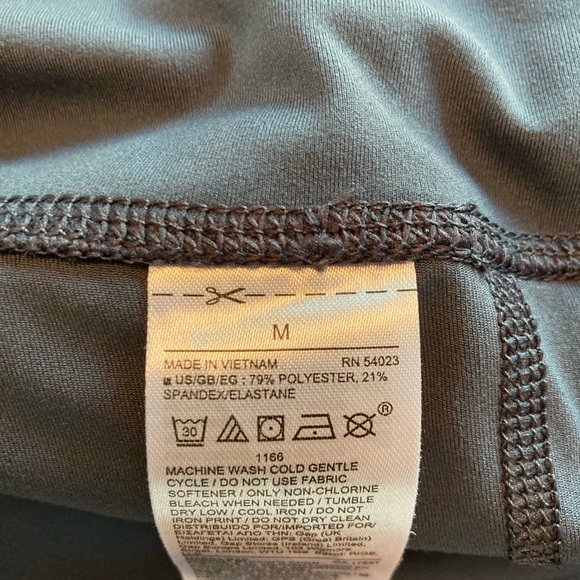 EUC GAPfit blackout workout leggings. Capri - Picture 9 of 11